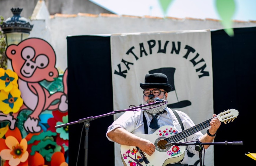 El arte a pie de calle vuelve a ser protagonista en Oropesa del Mar con el espectáculo circense ‘Katapuntum’