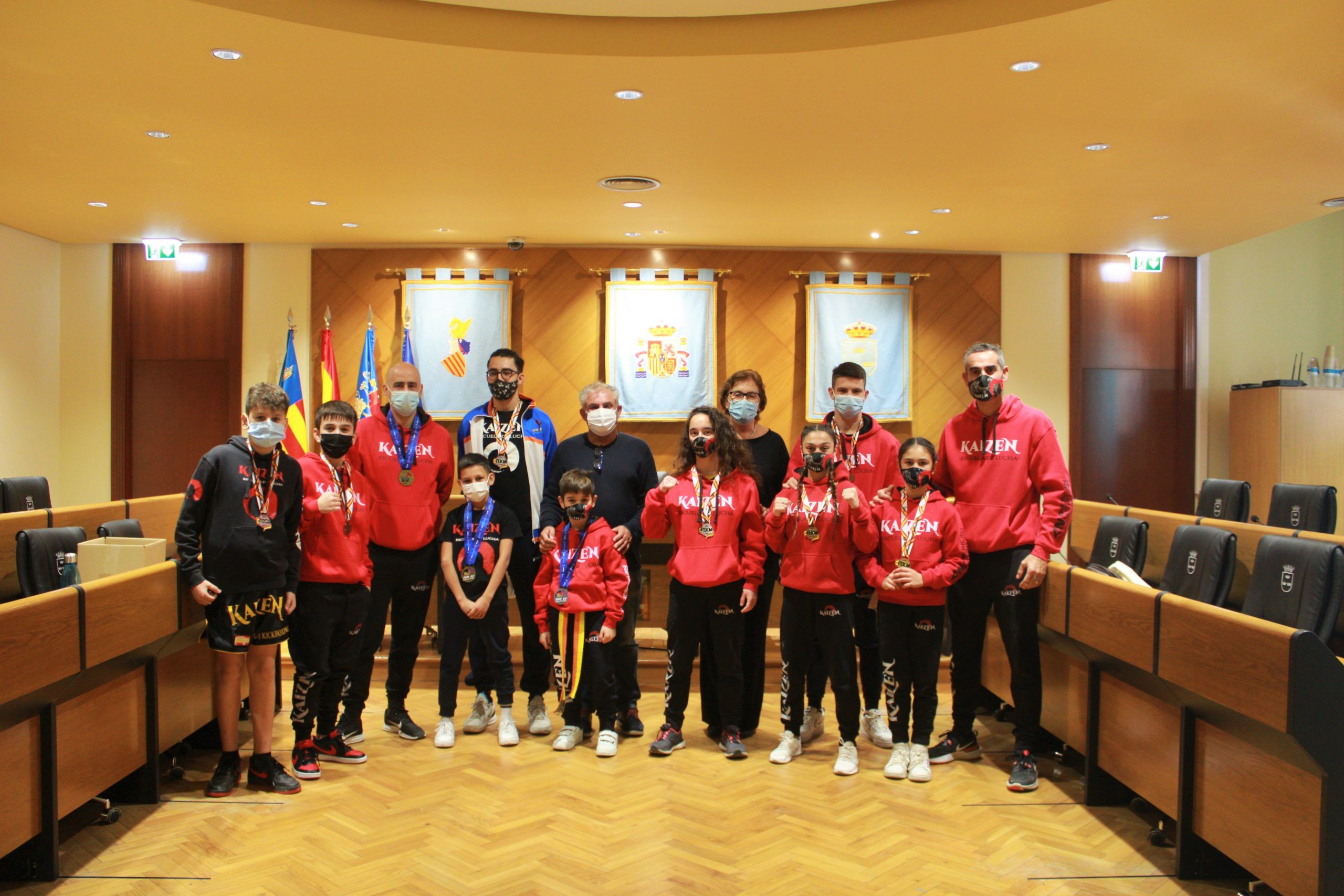 Jóvenes campeones nacionales de Kickboxing del Club Kaizen visitan el Ayuntamiento de Burriana