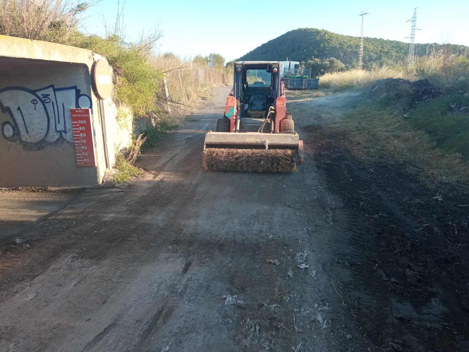 Almenara continúa las tareas de limpieza y mejora de acequias, cunetas, pasos de agua y caminos rurales