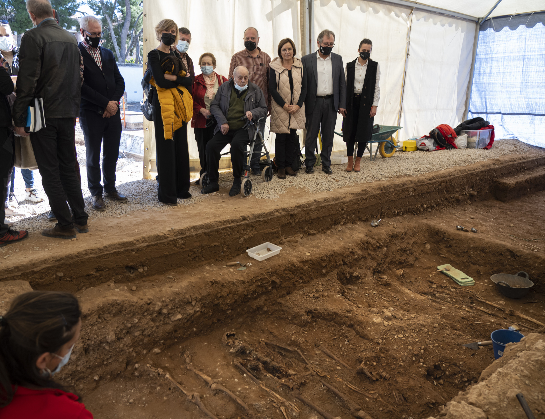 José Martí visita las exhumaciones de fusilados en el cementerio de Castelló financiadas por la Diputación