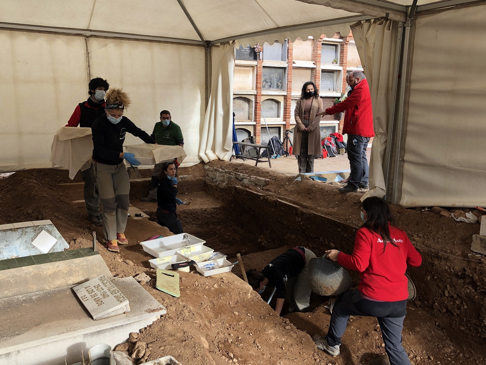 Almassora recupera los restos de dos vecinos en el cementerio San José de Castellón