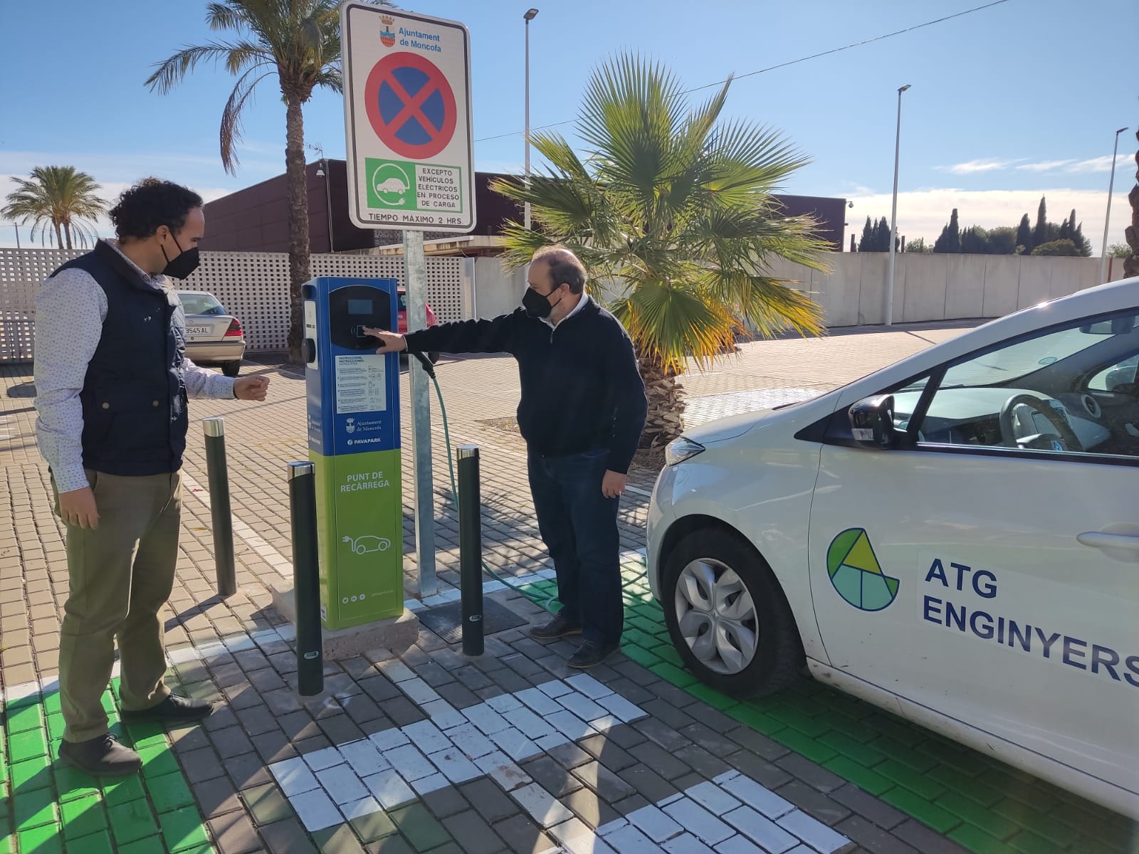 Moncofa pone en marcha el primer punto de recarga gratuito de vehículos eléctricos