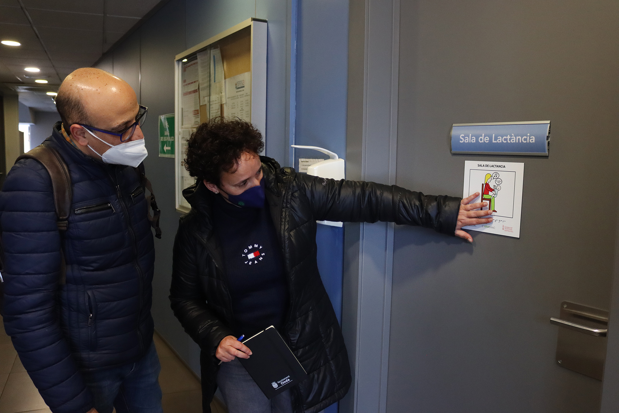 Onda instala señalización pictográfica en edificios públicos, parques y jardines dirigida a las personas con discapacidad