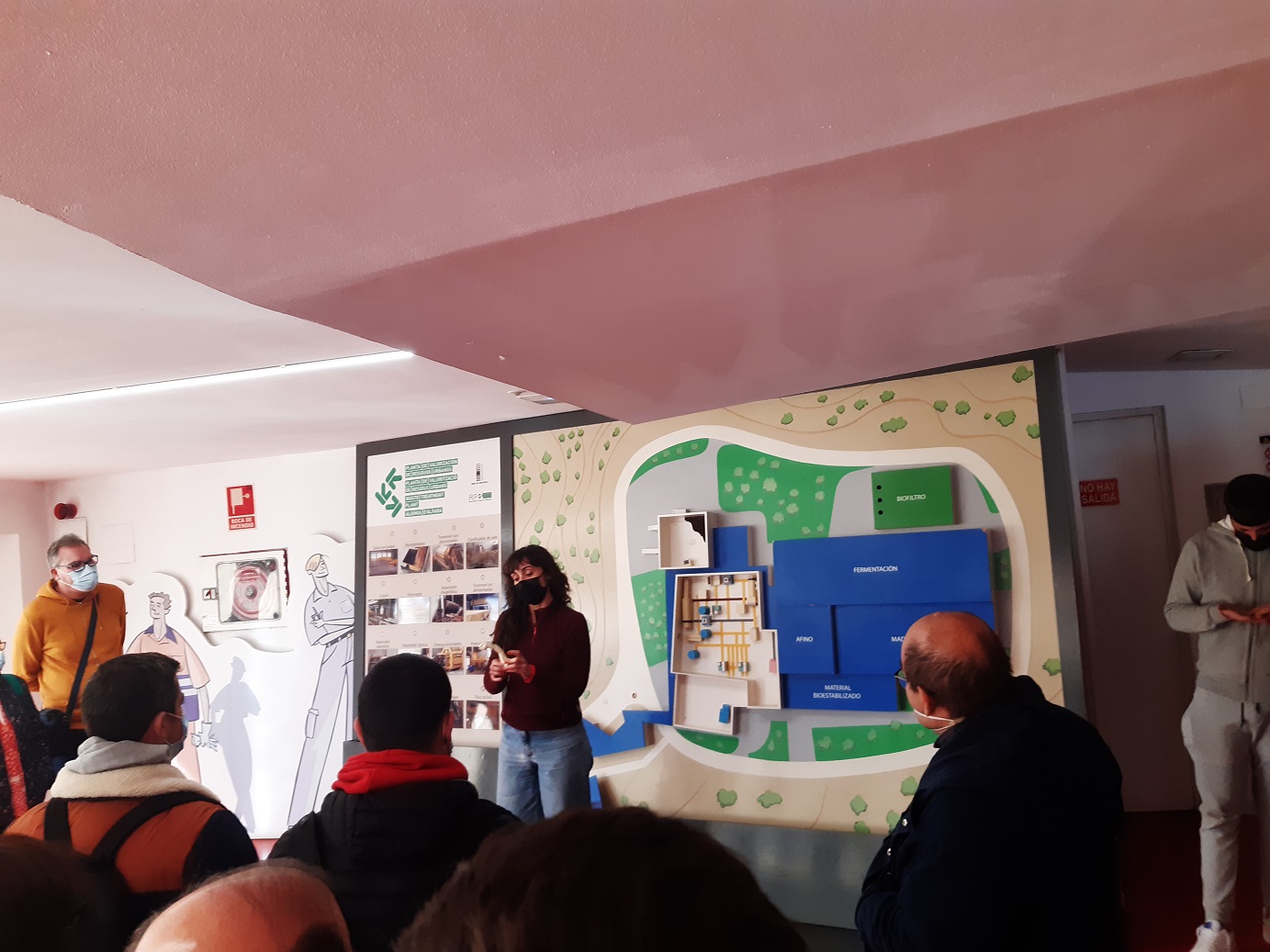 Un grupo de alumnos de Nules aprende el proceso del reciclaje de residuos