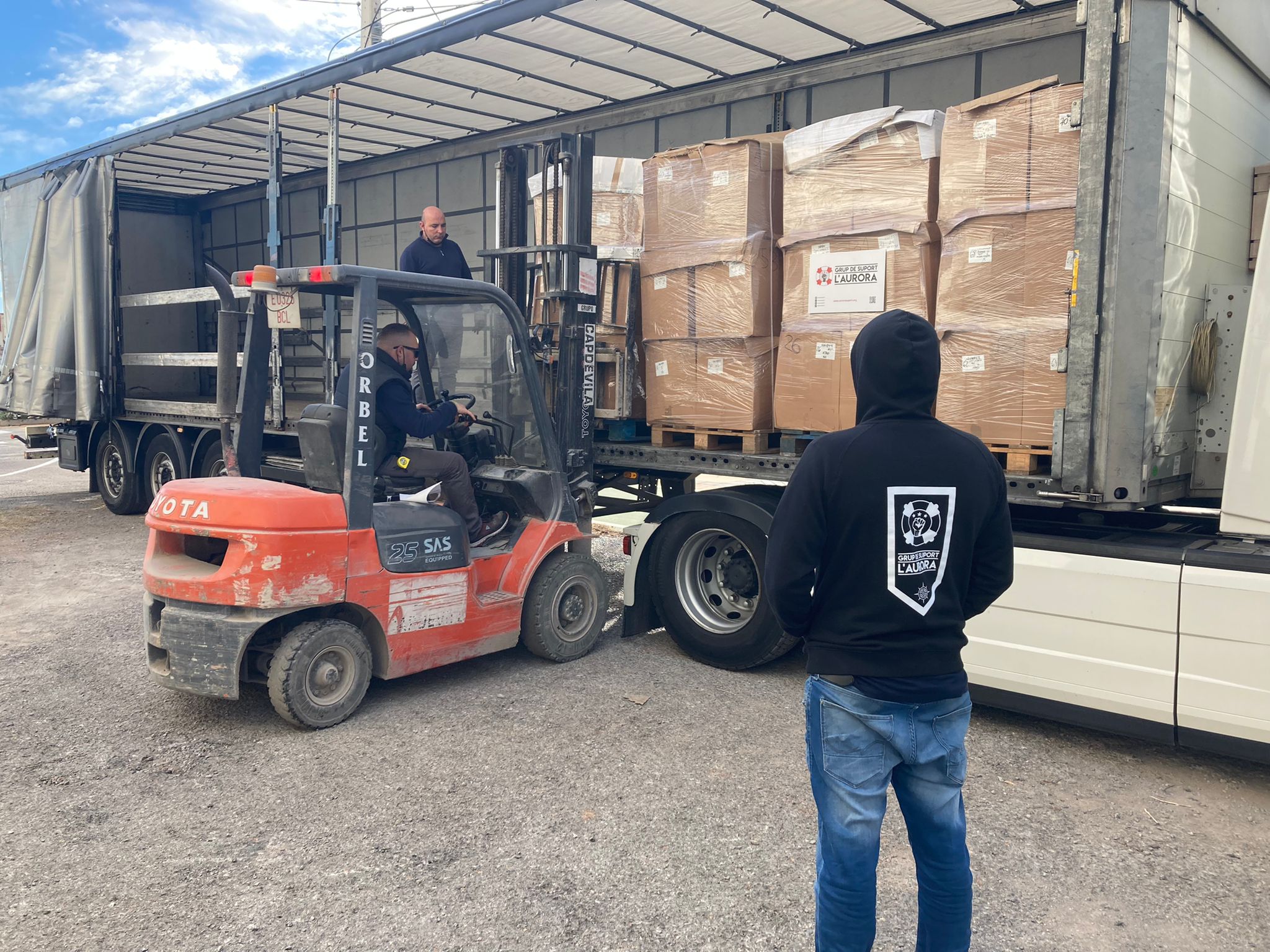 L’Aurora Grup de Suport envía 10 pallets de ropa y mantas a las fronteras de Serbia y Grecia