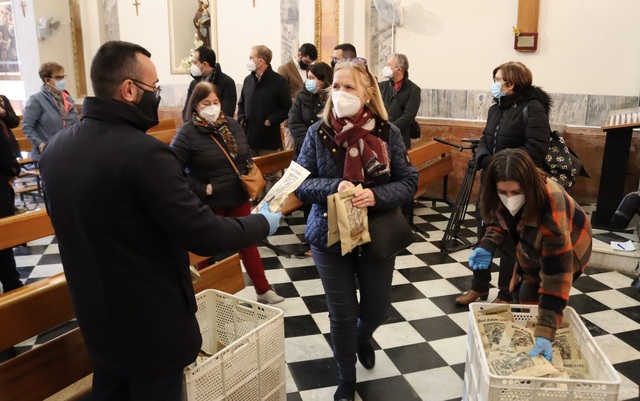 Vila-real conmemora la fiesta de Sant Antoni con la misa y reparto de panecillos en la ermita de la Virgen de Gracia