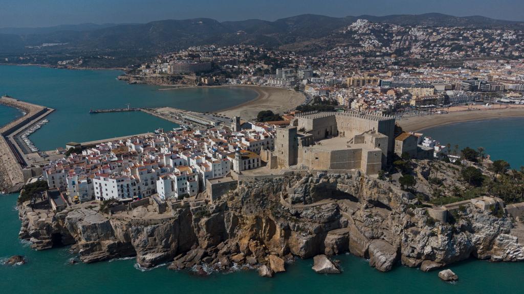 La Diputación de Castellón recibe las conclusiones para proteger el tómbolo de Peñíscola