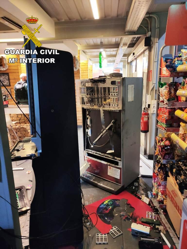 La Guardia Civil detiene ”in fraganti” a dos personas cuando se encontraban robando en el interior de una estación de servicio en Cabanes