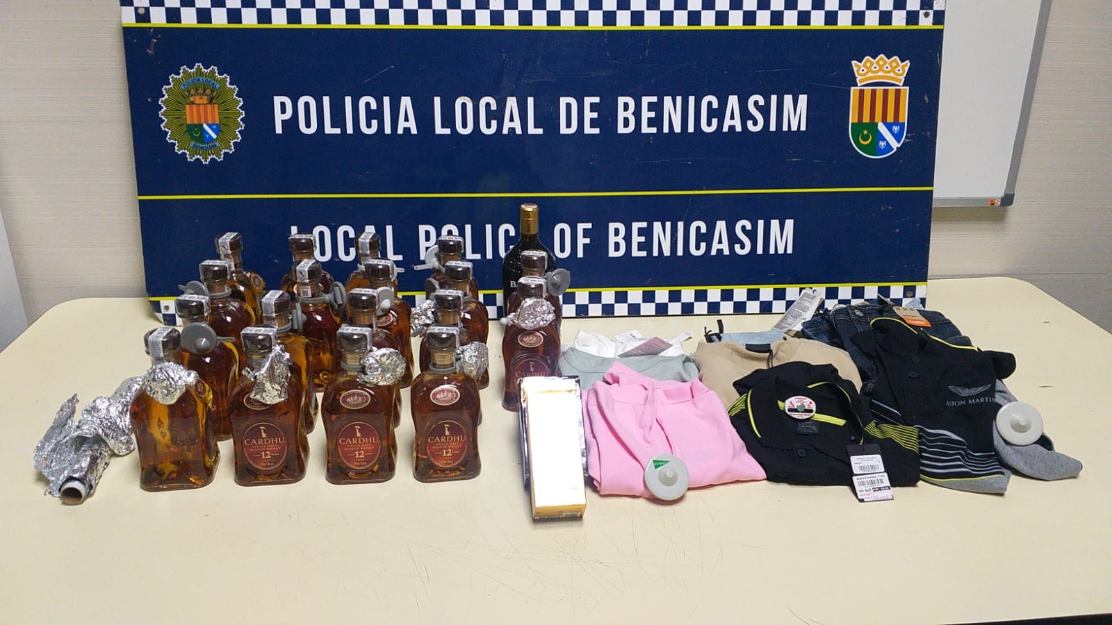 Detenidos dos hombres en Benicàssim tras localizar en el interior de un vehículo una veintena de bebidas alcohólicas y prendas de ropa robadas