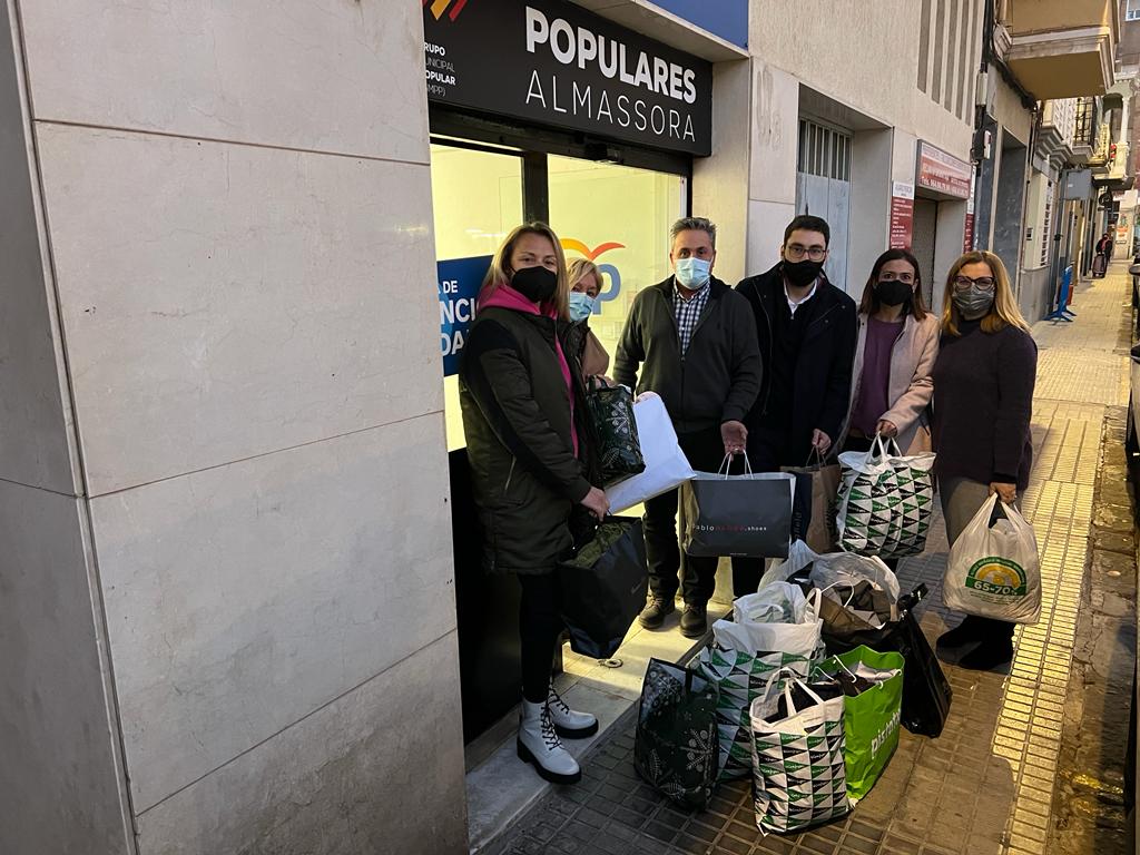 El PP de Almassora entrega los alimentos y ropa de su campaña navideña a entidades solidarias