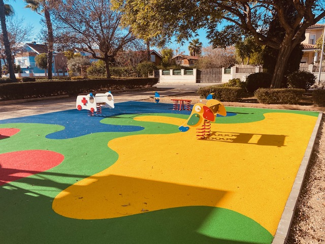 Burriana ultima un circuito de calistenia y un parque infantil en la zona marítima