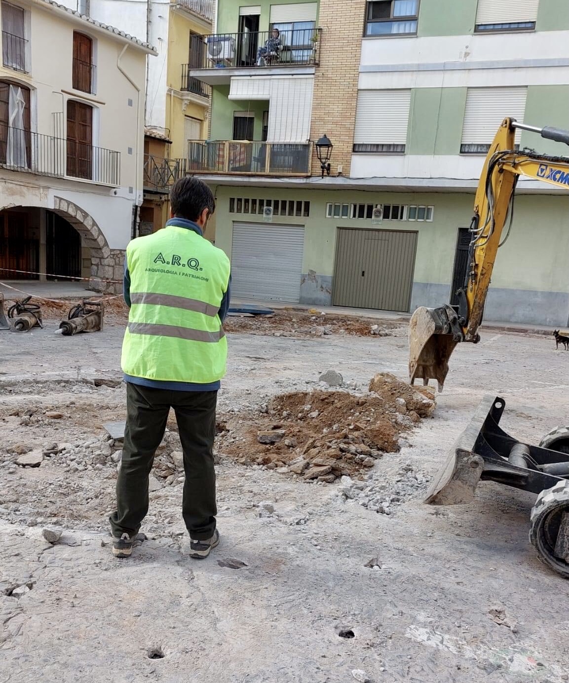 Almassora documenta los restos de la fuente hallados en la plaza Mayor para continuar las obras