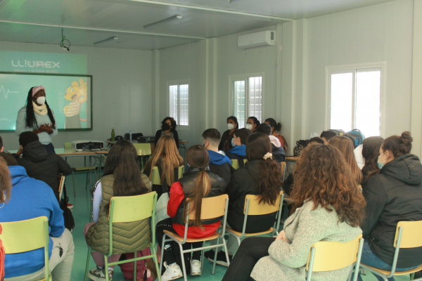 Estudiantes de Burriana reciben formación de cuatro defensoras de los derechos humanos