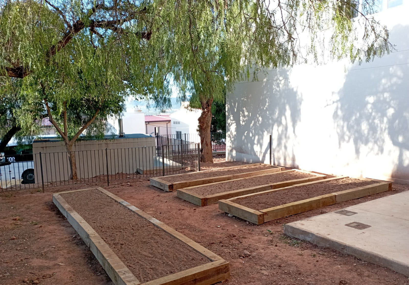 Almenara construye un huerto escolar en el CEIP Juan Carlos I