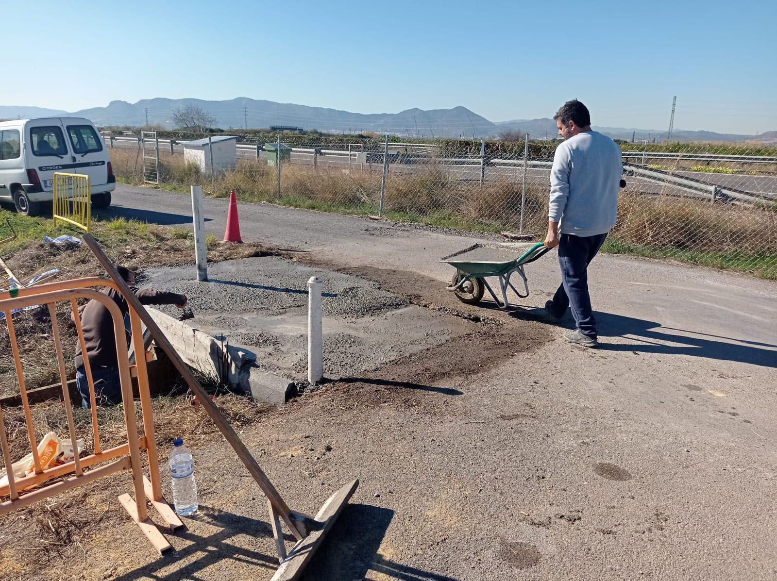 La brigada municipal de obras de Almenara amplía el acceso al camí Racó