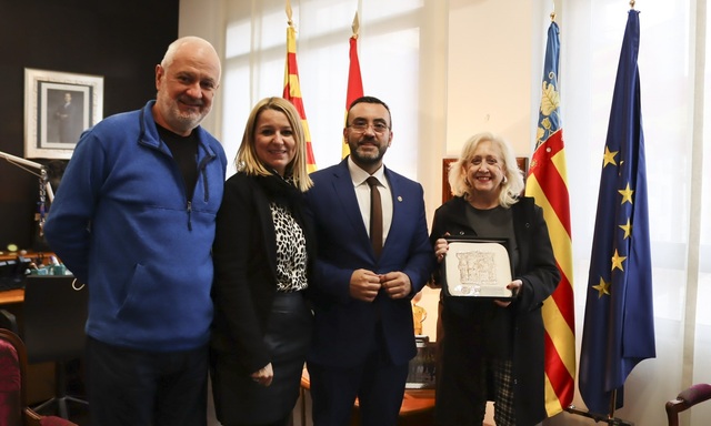 Benlloch agradece a Isabel Piñón la dedicación al ayuntamiento de Vila-real con motivo de su jubilación