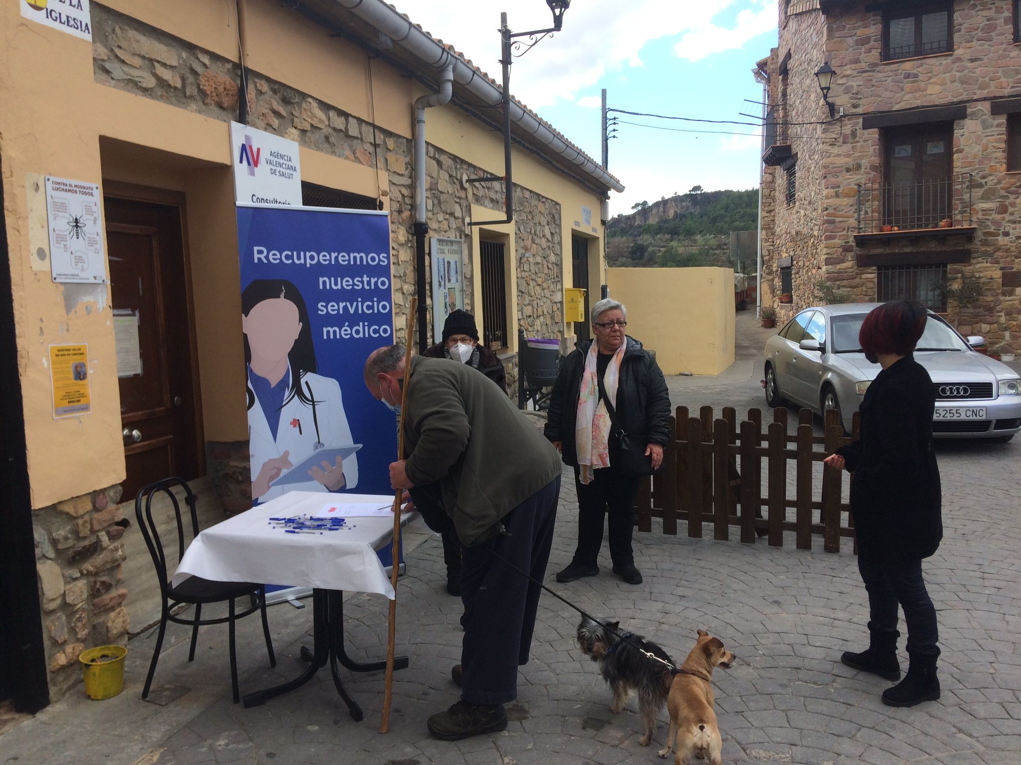 Los vecinos de Higueras recogen firmas contra el recorte del 50% de la asistencia médica