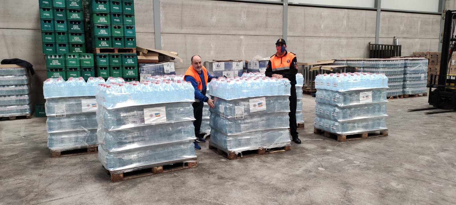 La Asociación de Protección Civil de Almenara dona cerca de 5000 litros de agua embotellada para los refugiados ucranianos