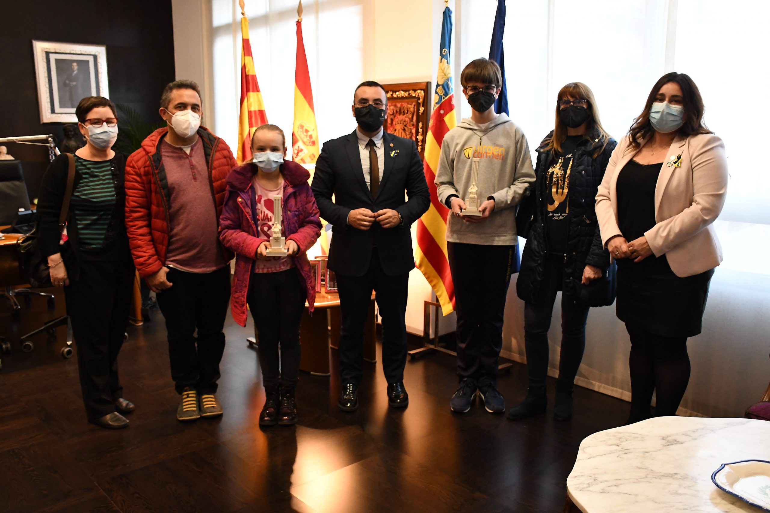 Benlloch felicita a Alba Ojeda y Javier Granell, los dos jóvenes de Vila-real que integraran el primer Consell de la Infància de la Comunitat Valenciana