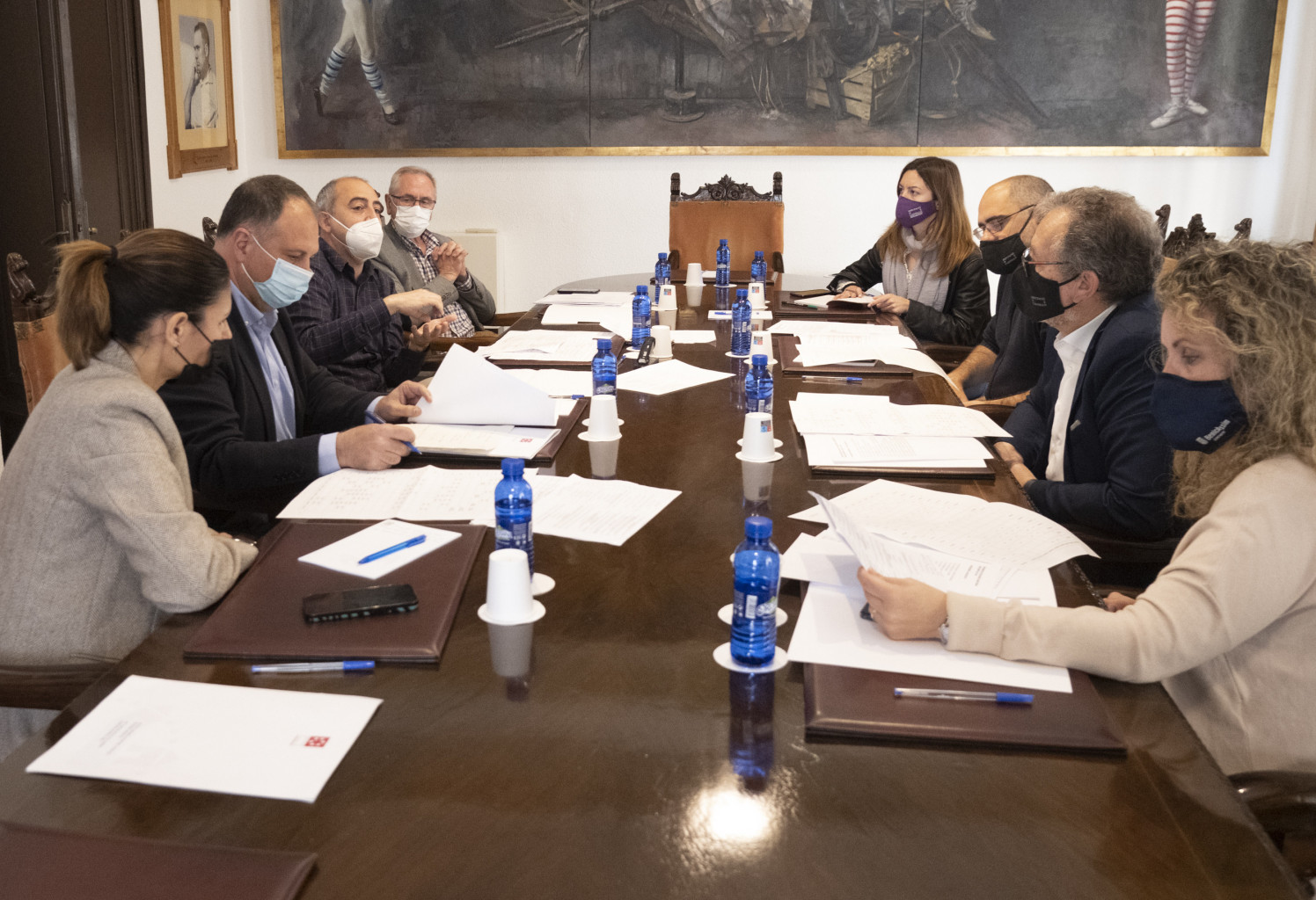 José Martí entrega un documento técnico abierto en la primera reunión con los grupos para alcanzar el pacto de carreteras de la Diputación de Castellón