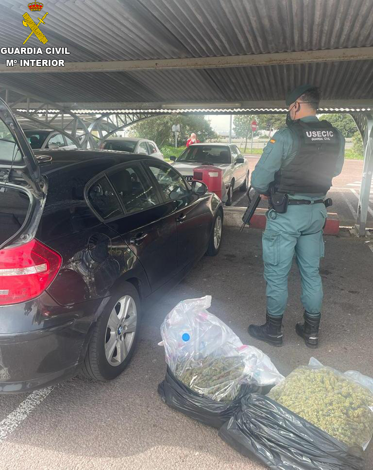 La Guardia Civil ha detenido al ocupante de un vehículo en el área de servicio de la AP7 de Burriana que transportaba marihuana