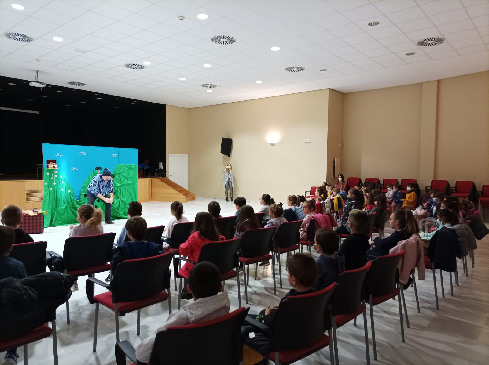 El Ayuntamiento de Almenara realiza cuentacuentos para escolares con el fin de fomentar la tradición oral y los libros