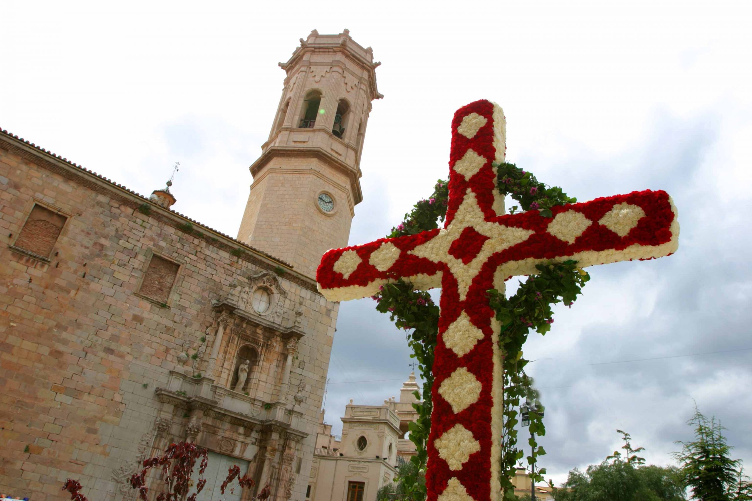 18 cruces elaboradas con flores naturales adornarán  las calles de Burriana el próximo fin de semana