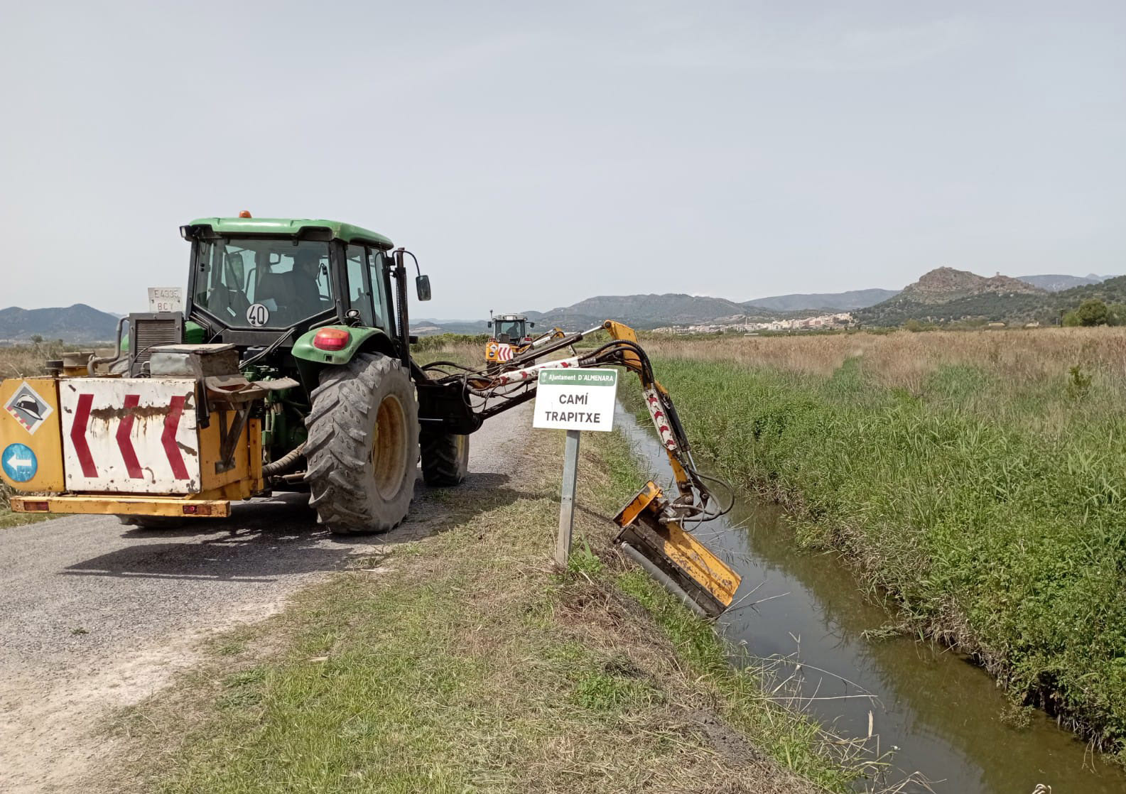 Almenara limpia los caminos del Marjal gracias a las máquinas desbrozadoras de los bomberos de la Diputación