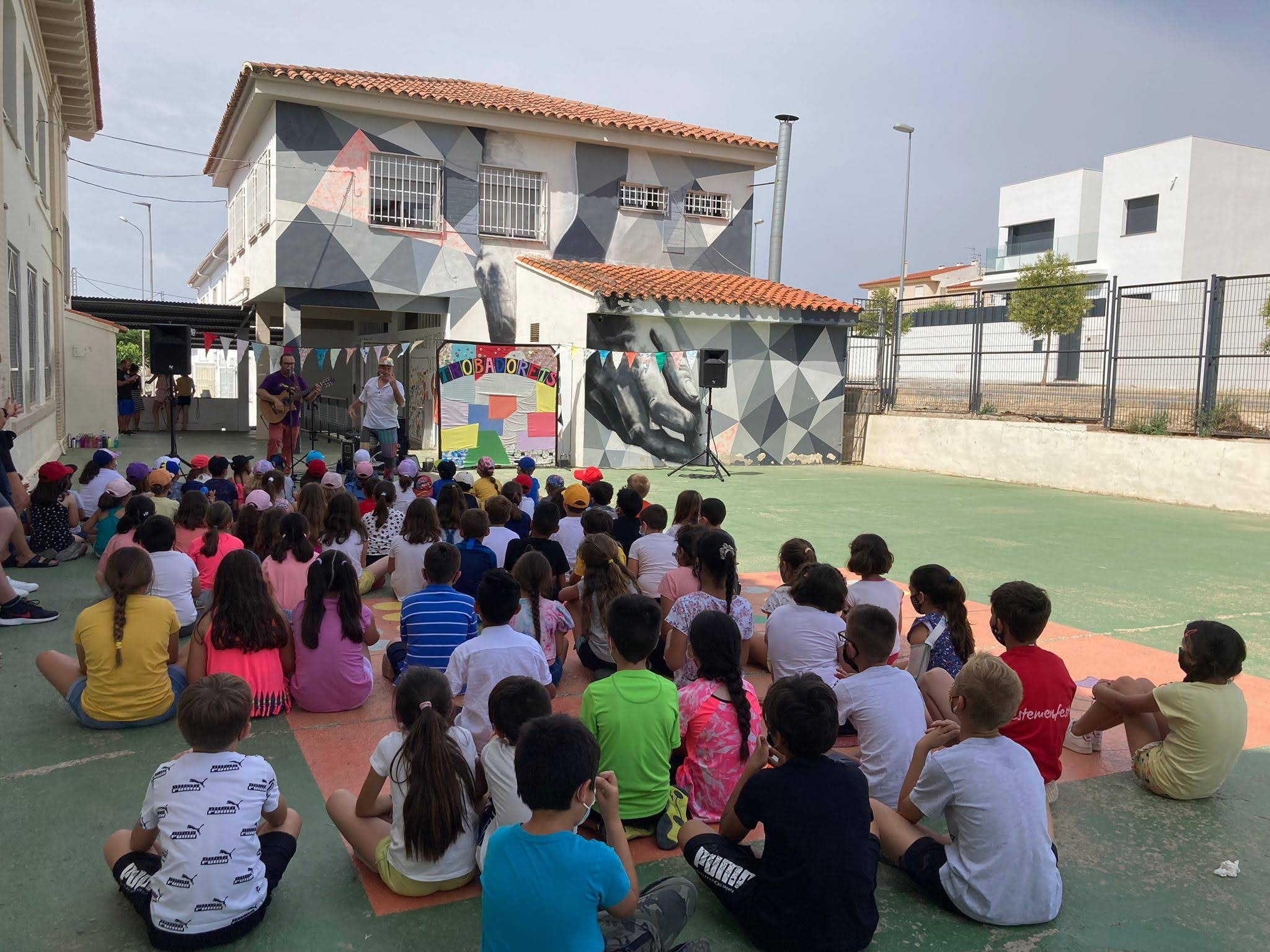 El grupo de música infantil Trobadorets reparte música a las escuelas del territorio valenciano