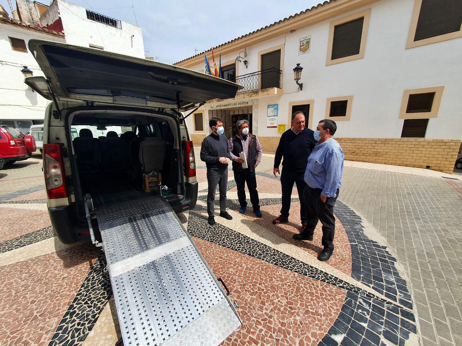 Decenas de pueblos del interior recortan sus inversiones para garantizar a sus vecinos el taxi rural que «el PP creó y el PSOE ha desmantelado»