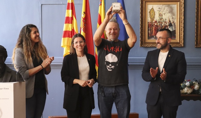 El actor argentino Nanny Cogorno recibe el premio Ramon Batalla de Vila-real por su labor de difusión de las artes de calle