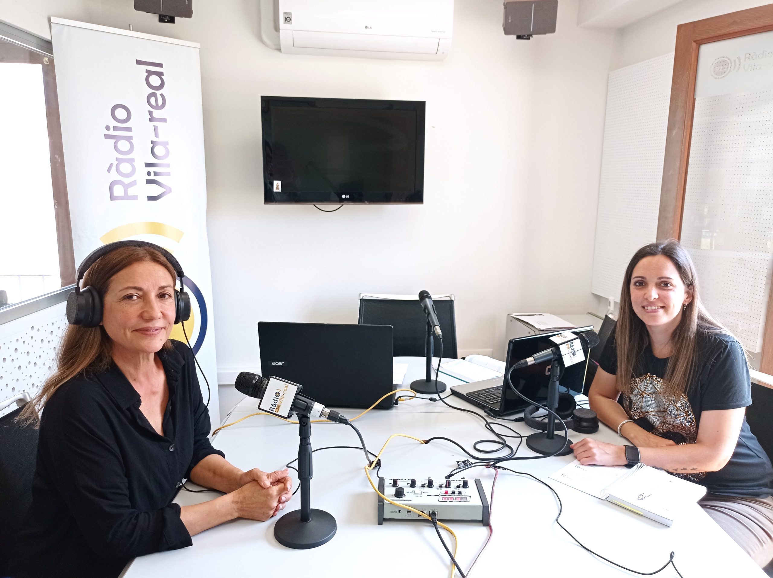 Entrevista a la presidenta de APESOVIL, Noemí del Río, y su intérprete, Adela