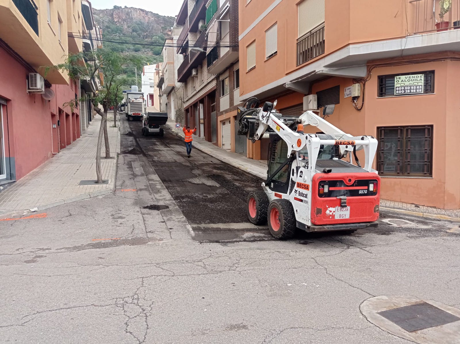 Almenara asfalta seis calles del núcleo urbano y amplía las aceras de Luis Vives