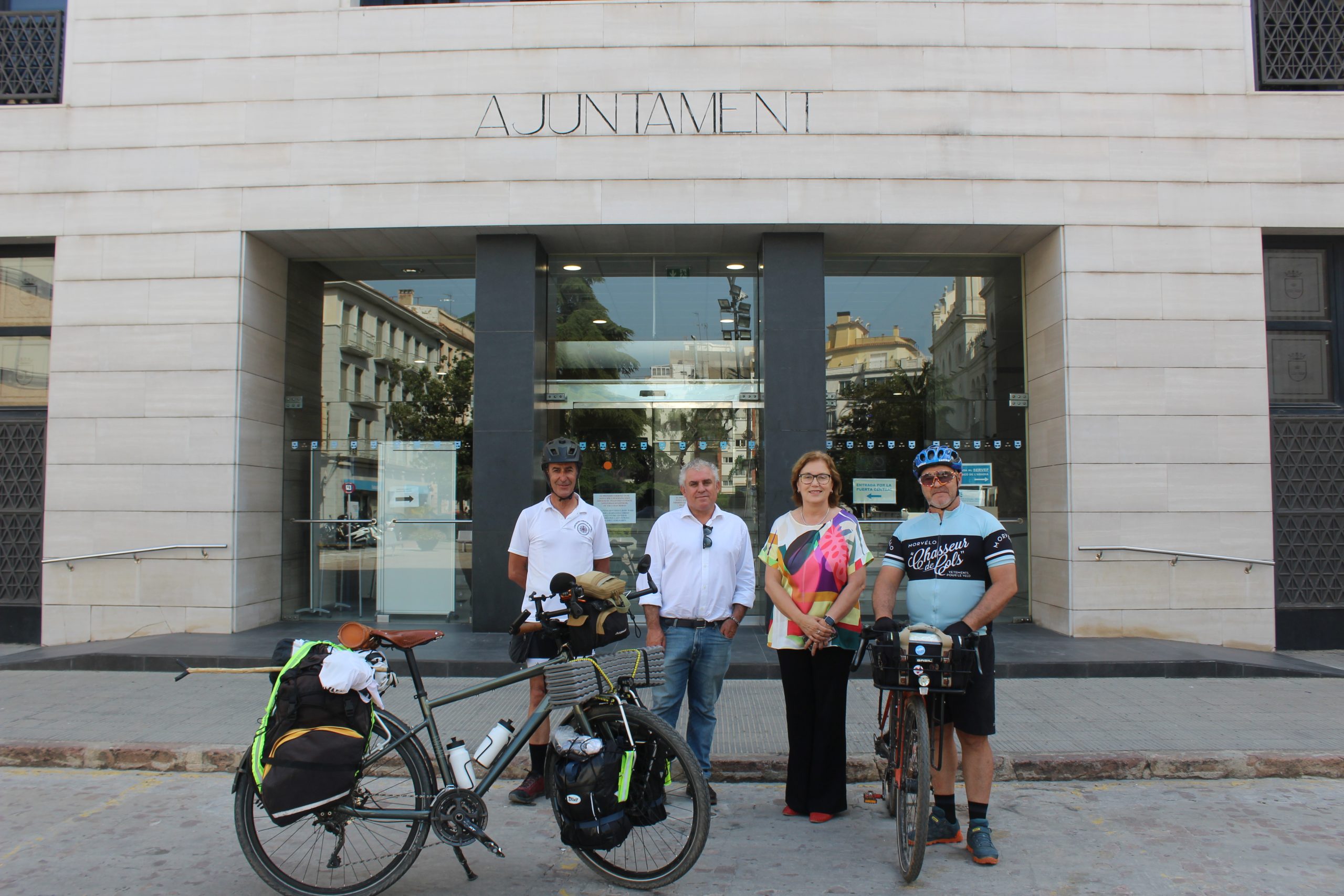 Ciclistas de ‘Camins de l’Orde de Montesa’ visitan el Ayuntamiento de Burriana
