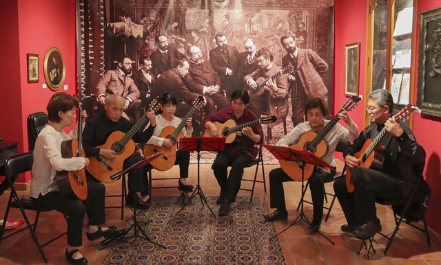 Un conjunto de guitarra japonés visita el Museo de la Ciudad de Vila-real para conocer la figura de Tárrega