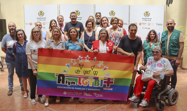 Vila-real apoya al colectivo LGTBI+ con la pancarta conmemorativa del Día del Orgullo