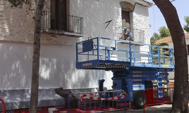 Servicios Públicos de Vila-real continúa mejorando el Termet con trabajos de pintado en la ermita y edificios