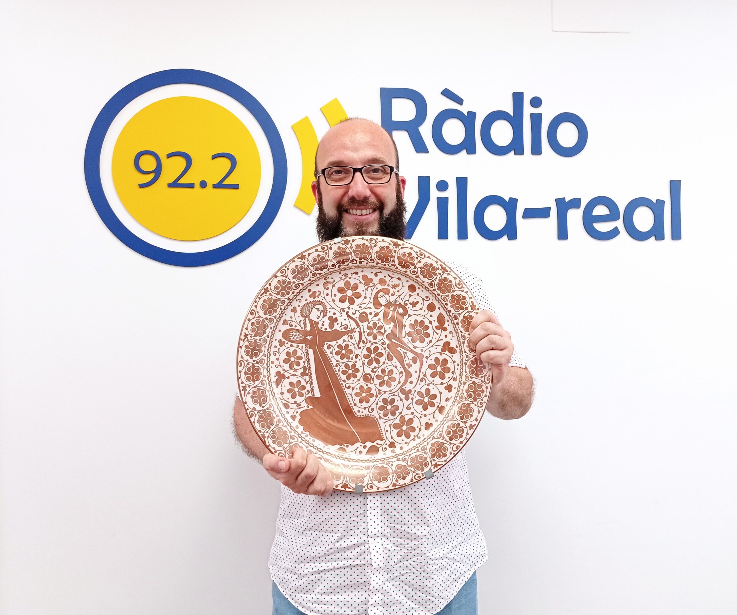 Conoce la historia de ‘El plat galant de Vila-real’ que hay el Museo del Louvre con Santi Cortells