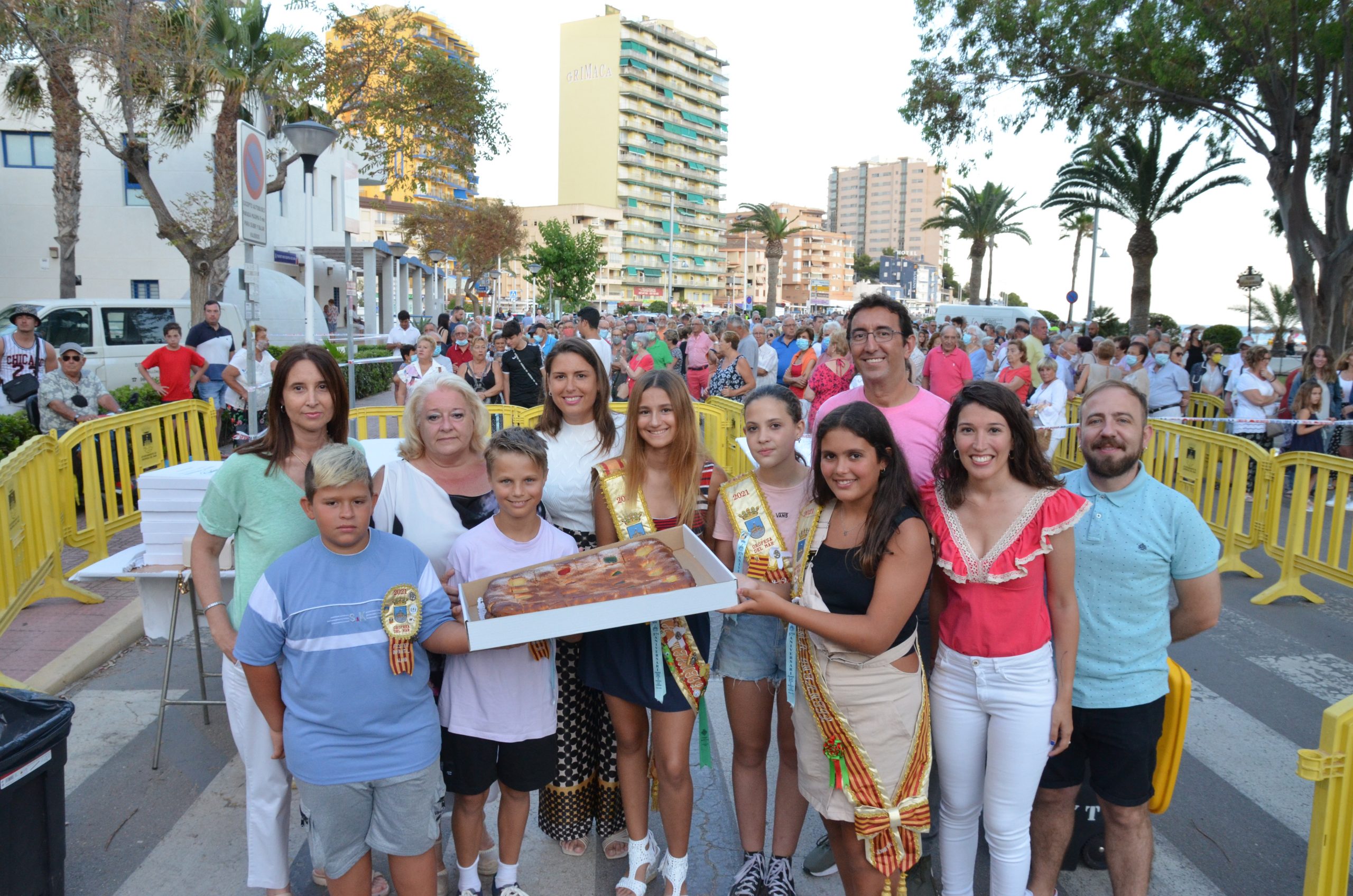 Oropesa del Mar celebra San Pedro con el reparto de coca, correfocs y verbena