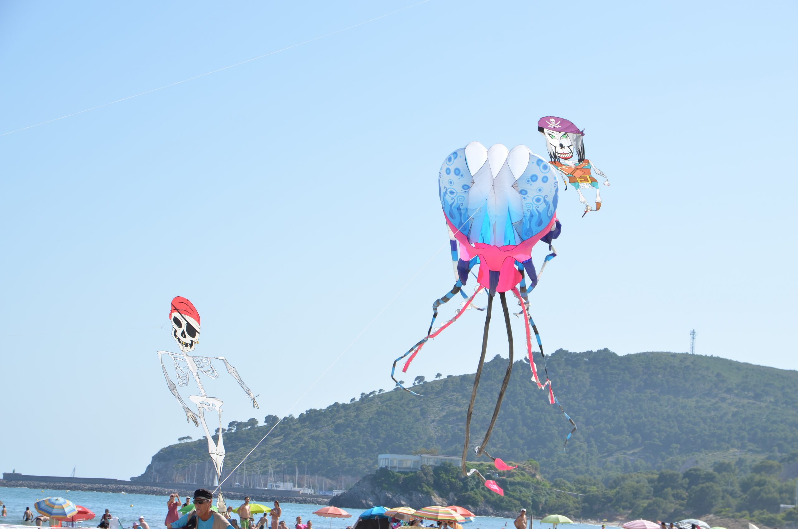 El Festival de Cometas llena el cielo de Oropesa del Mar de acrobacias y mucho color