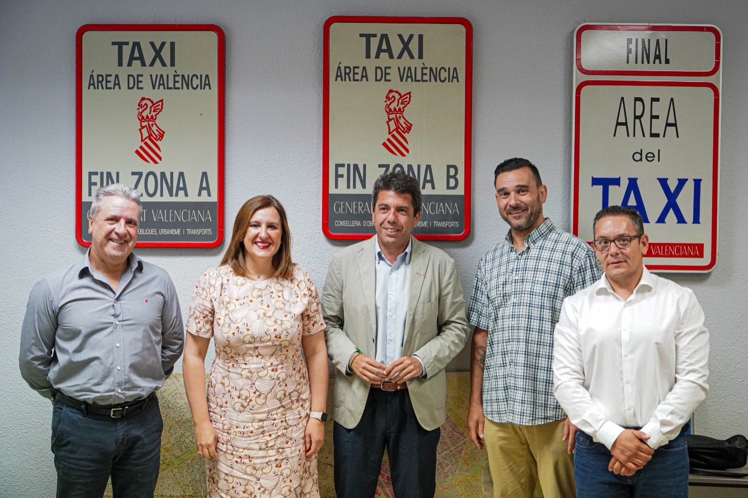 Mazón exige “menos restricciones y mayor libertad al sector del taxi para mejorar el servicio”