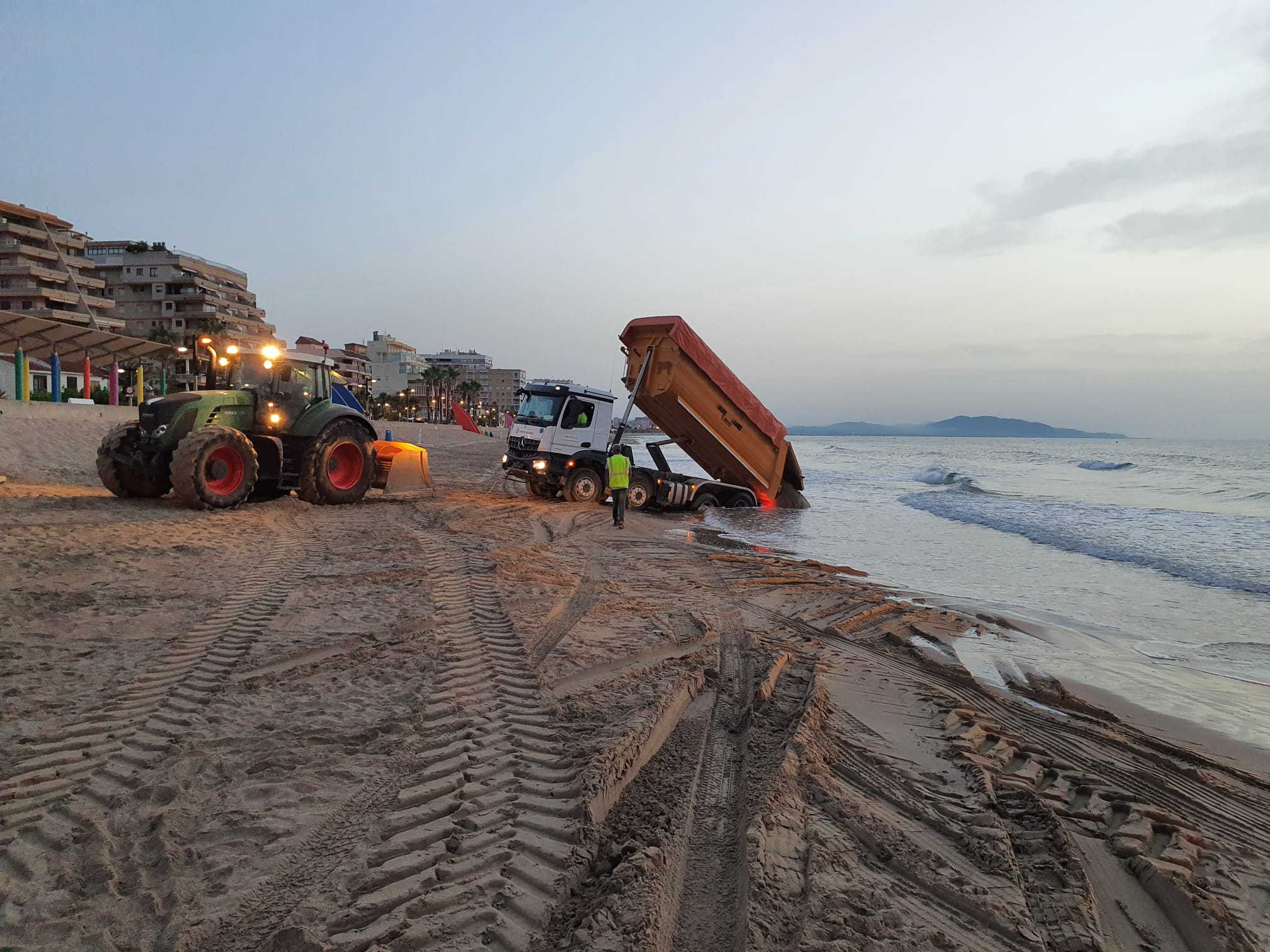 El Ayuntamiento de Oropesa del Mar inicia los trabajos de trasvase de arena en su litoral norte