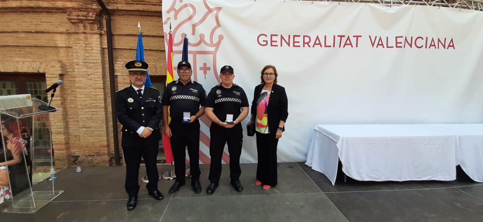 Felicitación pública a título personal a dos policías locales de Borriana