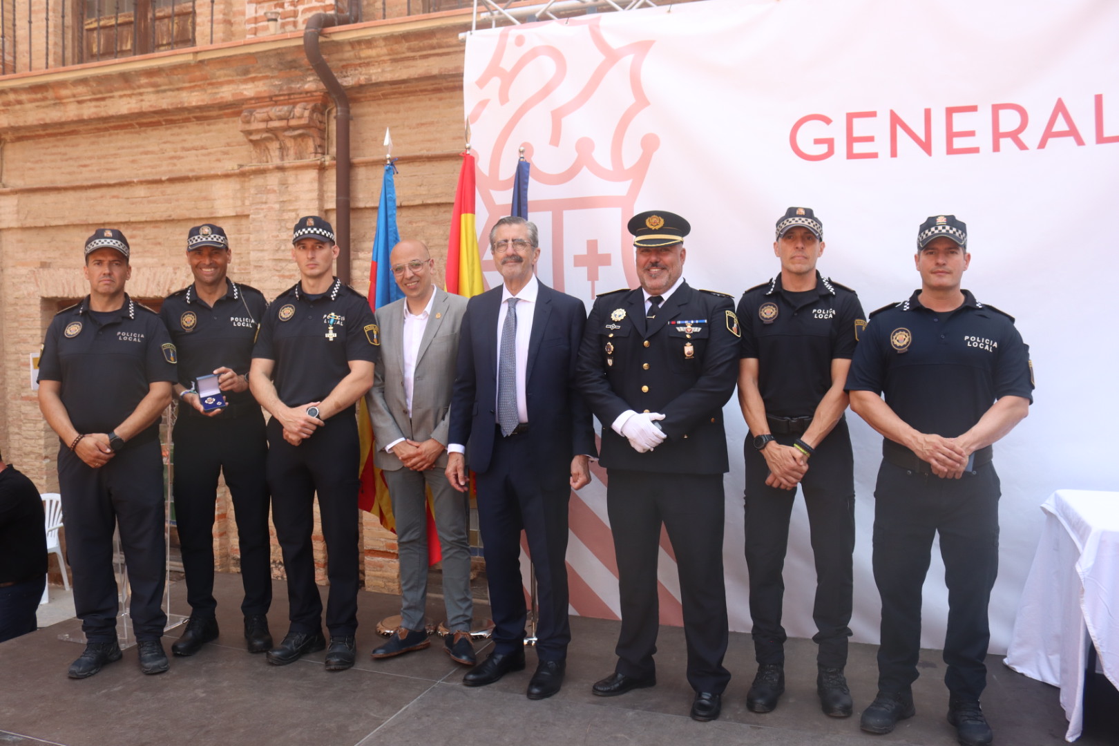 Cinco agentes de la Policía local de Onda reciben una condecoración por su importante labor social
