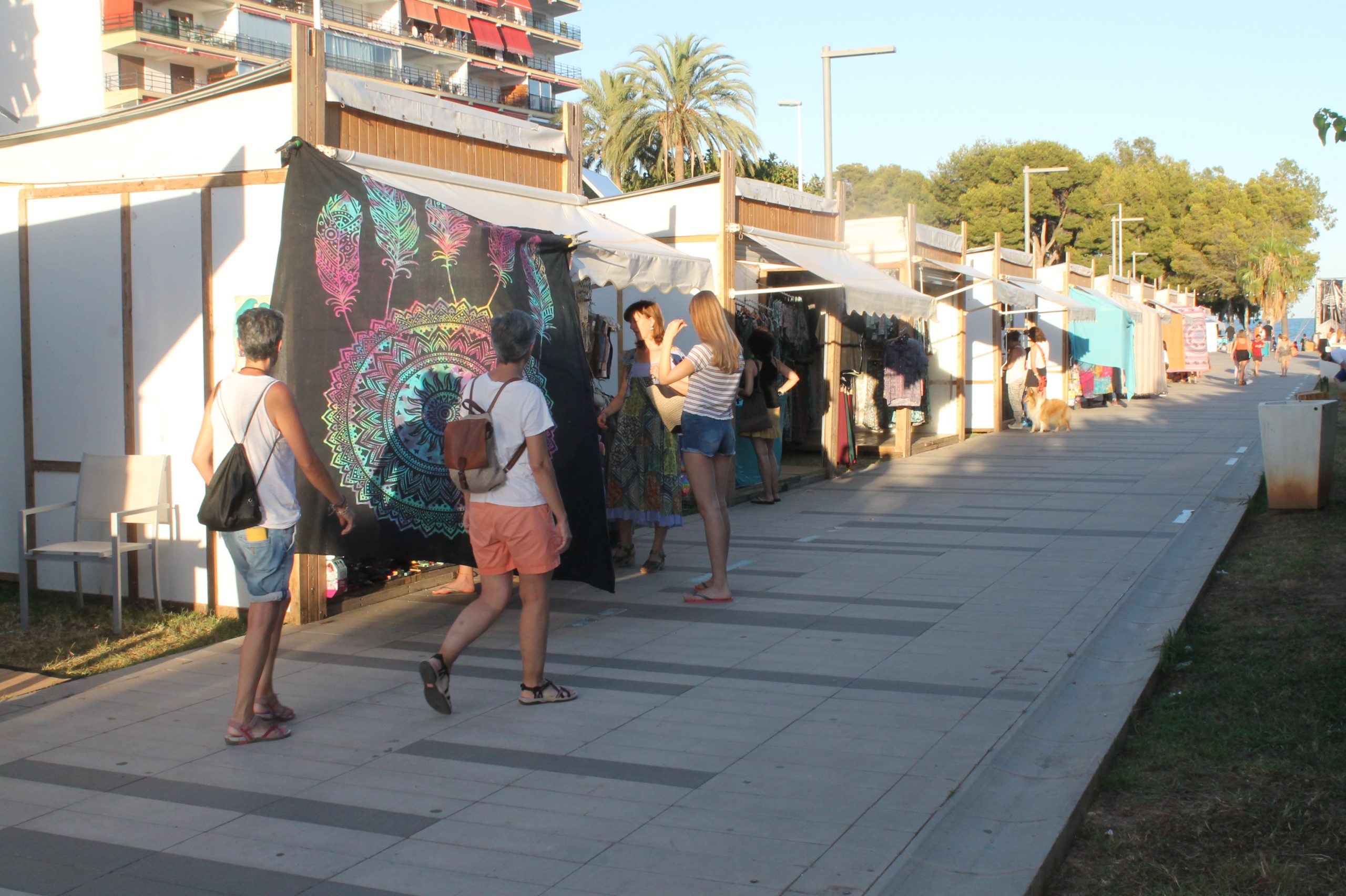 El comercio se acerca a la costa de Benicàssim con el mercado de artesanía Torre de Sant Vicent