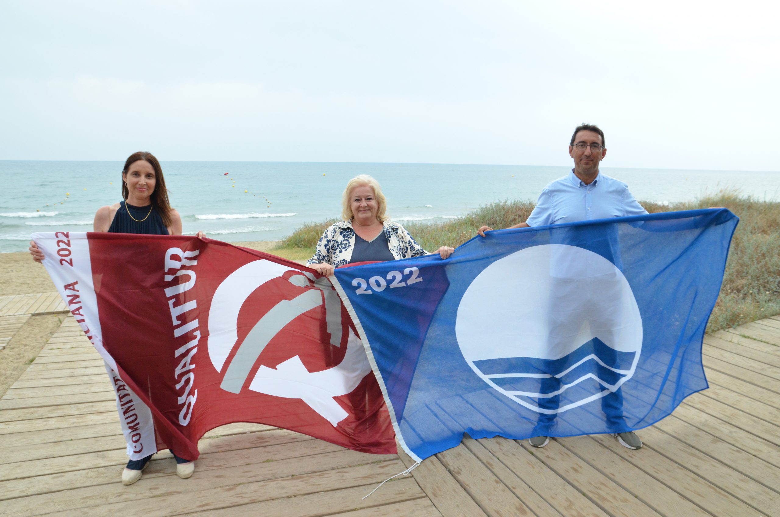 Las banderas azules ya ondean en las playas y el puerto deportivo de Oropesa del Mar
