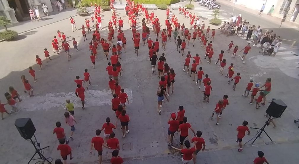 El alumnado de l’Escola d’Estiu anima la mañana en la plaza Major con la realización de un ‘flashmob’