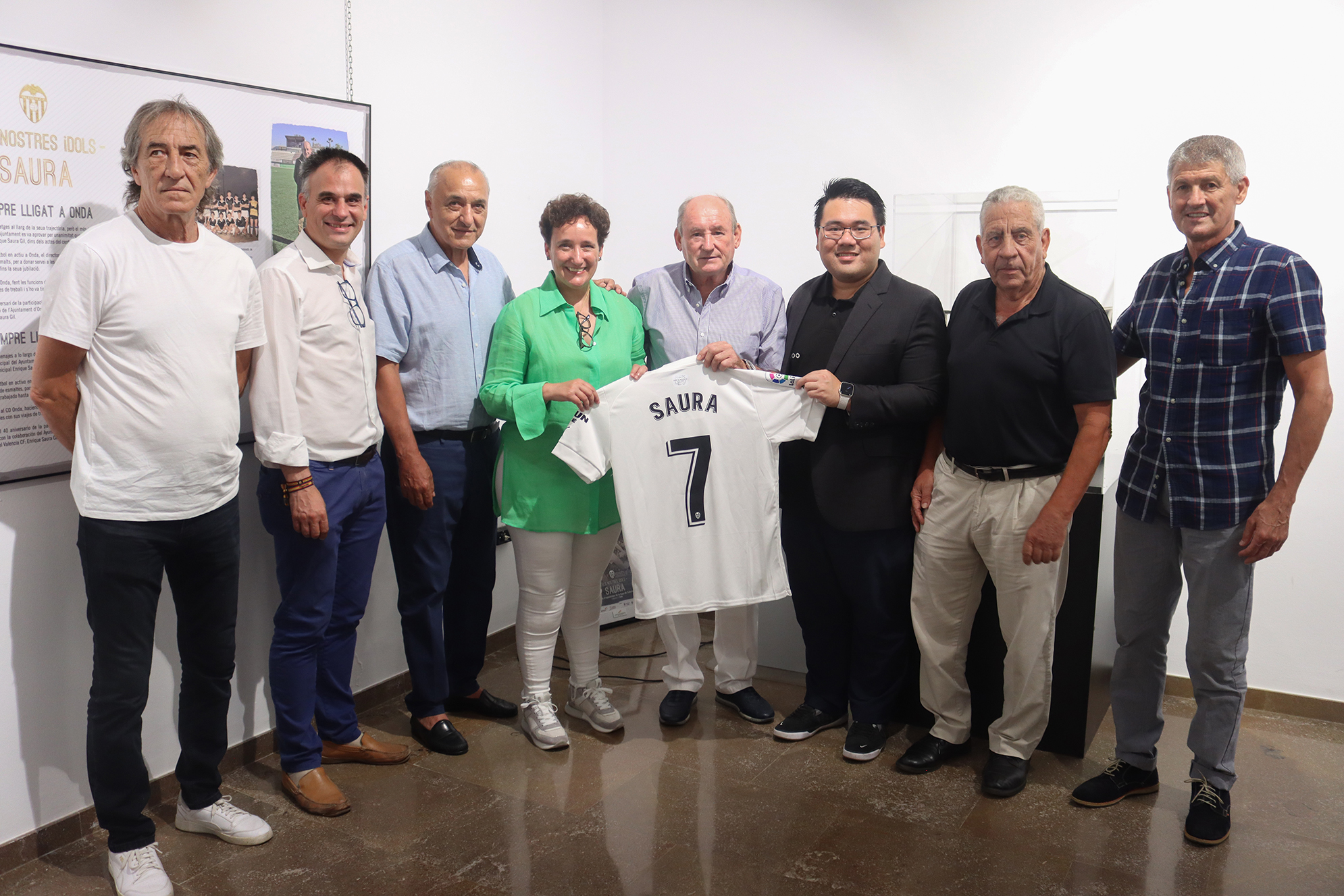 El mítico futbolista Enrique Saura recibe un homenaje con la exposición que repasa su vida y excelente carrera deportiva