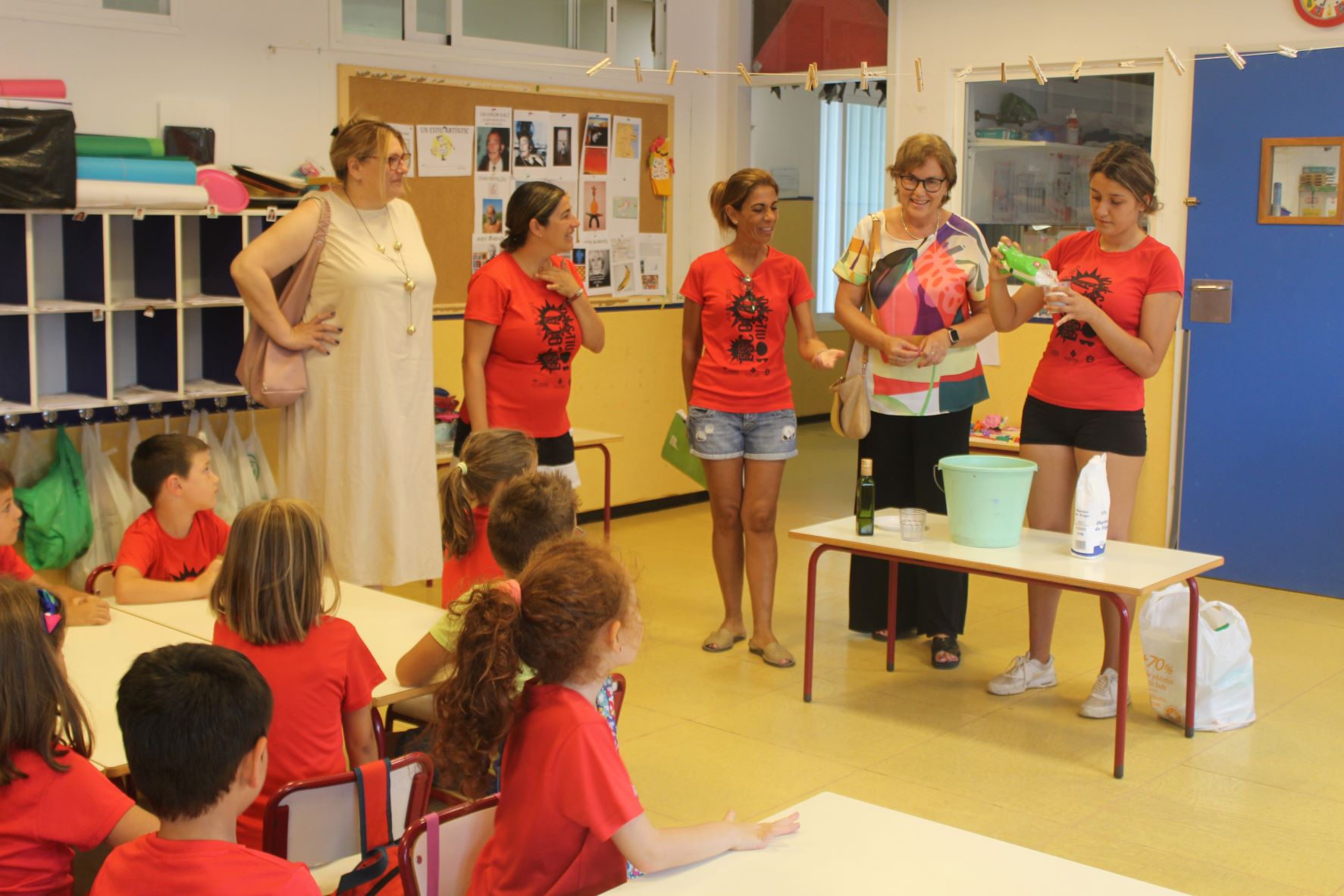 La alcaldesa de Borriana visita a los niños y niñas que participan en l’Escola d’Estiu