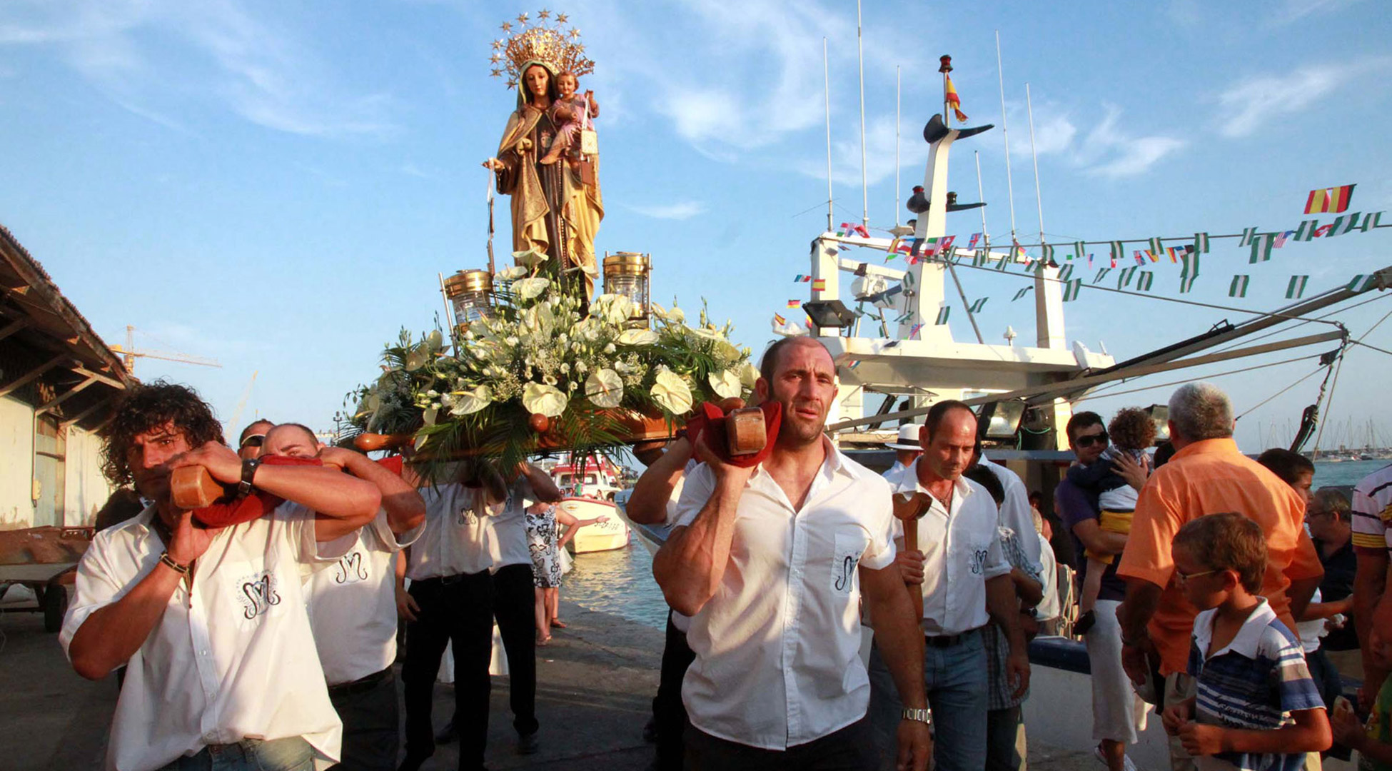 Entrevista al encargado de transportar a la Virgen del Carmen durante la procesión marítima en Burriana, Vicent Rico